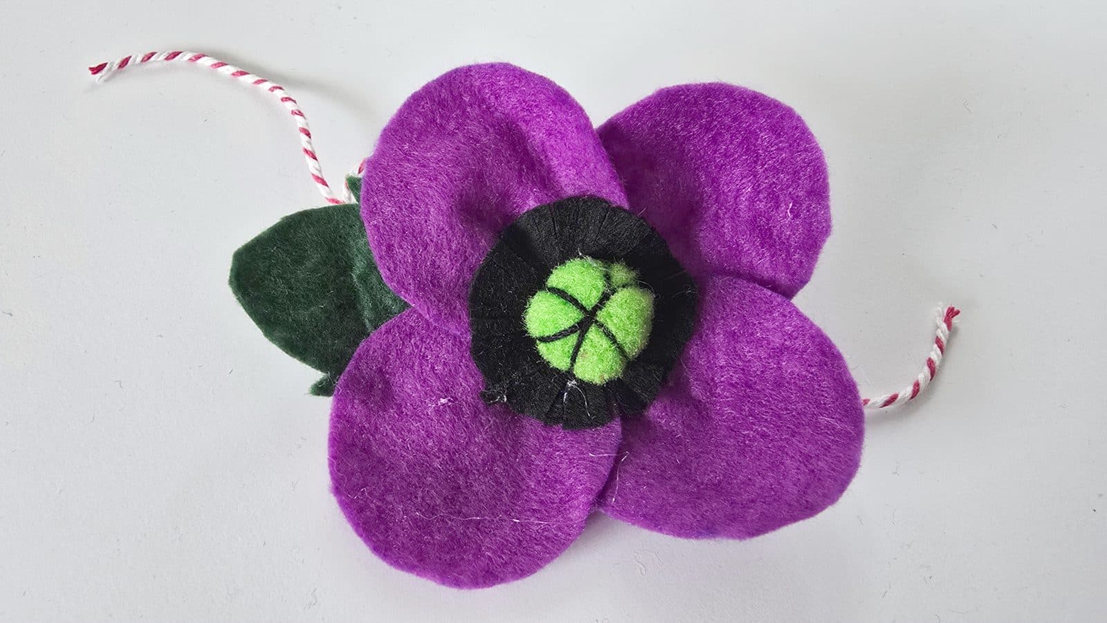 Brosa din fetru violet - MAC