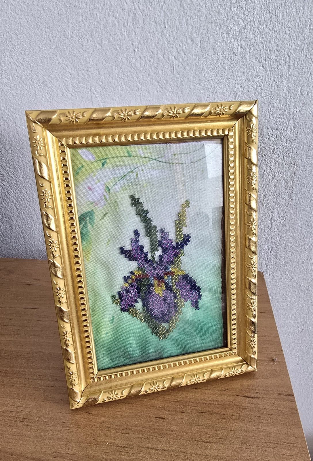 Tablou brodat cu ”Floare de Iris ” 2