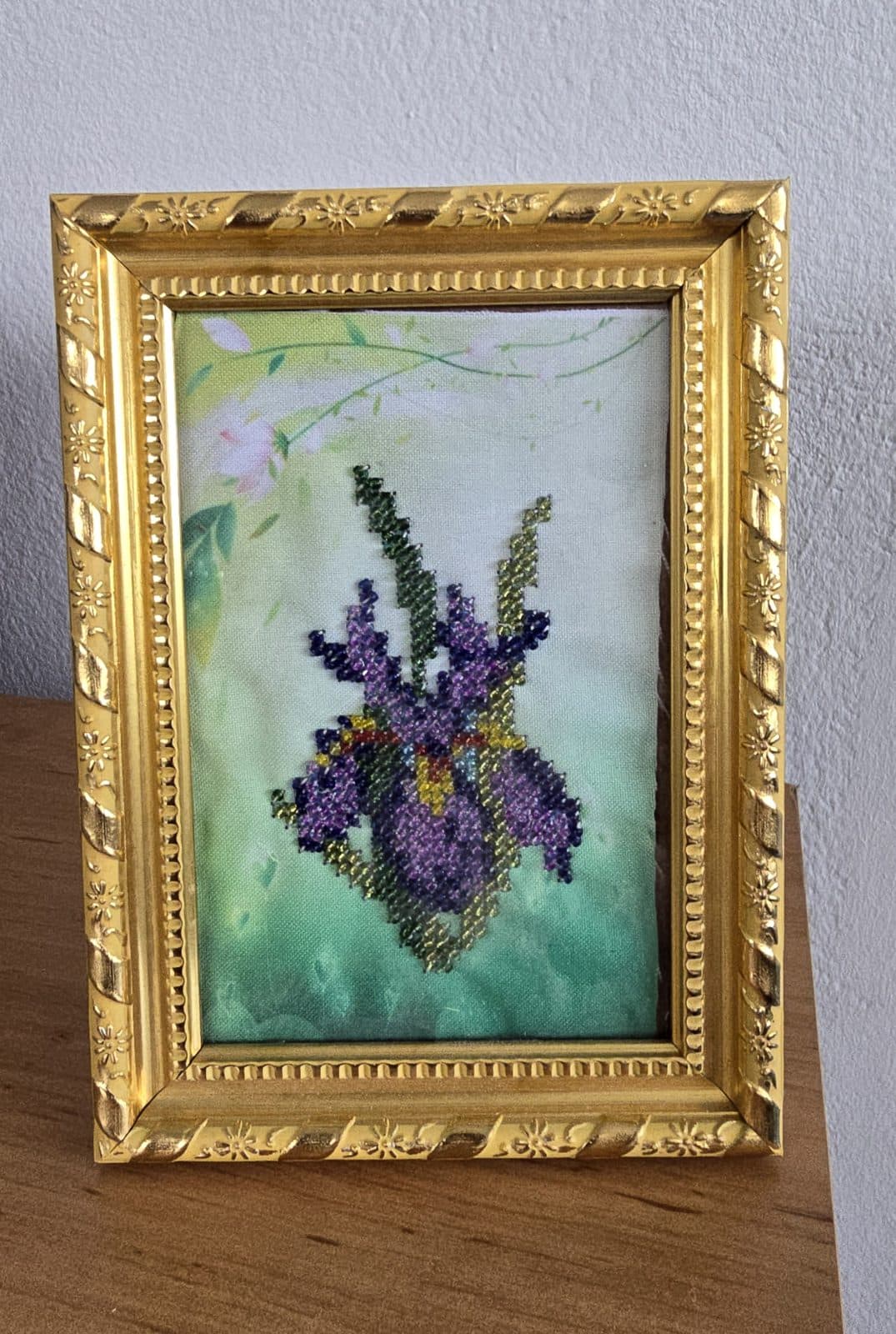 Tablou brodat cu ”Floare de Iris ”