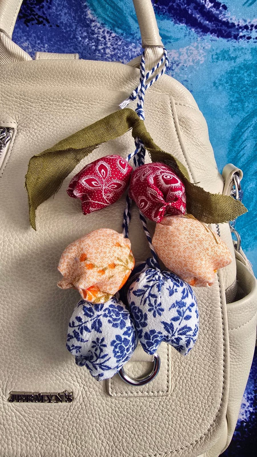 Decorațiune - Breloc floral cu Lalele textile